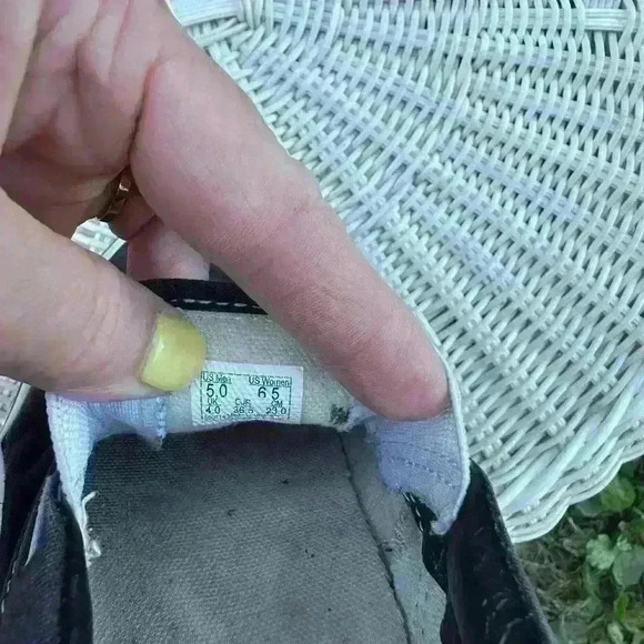 Black Vans. Vans skater shoes. Vans size 5 men. 6.5 women’s. Vans off the wall - Picture 3 of 6